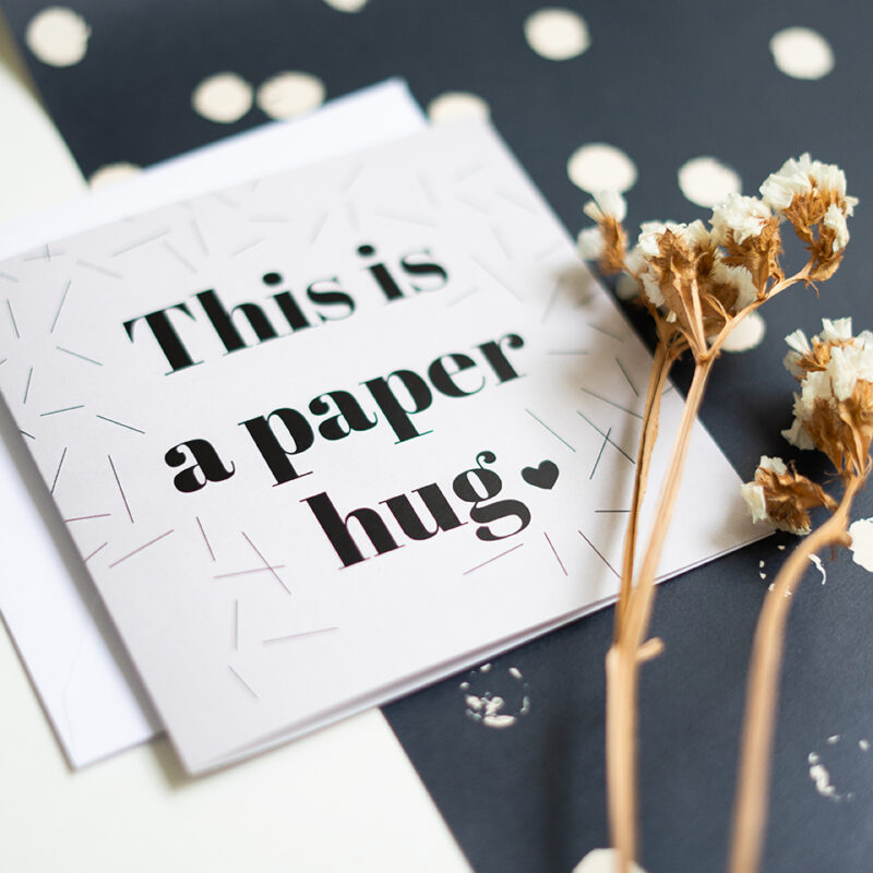 Dubbele kaart met de tekst: 'This is a paper hug'