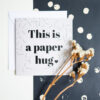 Dubbele kaart met de tekst: 'This is a paper hug'