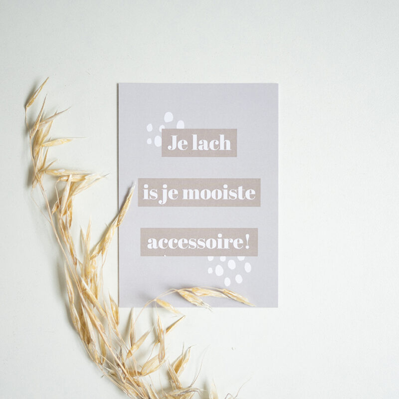 A6 kaart met de tekst: 'Je lach is je mooiste accessoire'